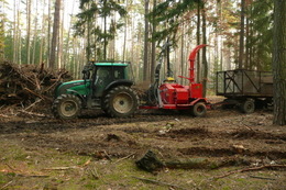 Lesnický traktor VALTRA se štěpkovačem BOBR a síťovým vlekem na převážení štěpky